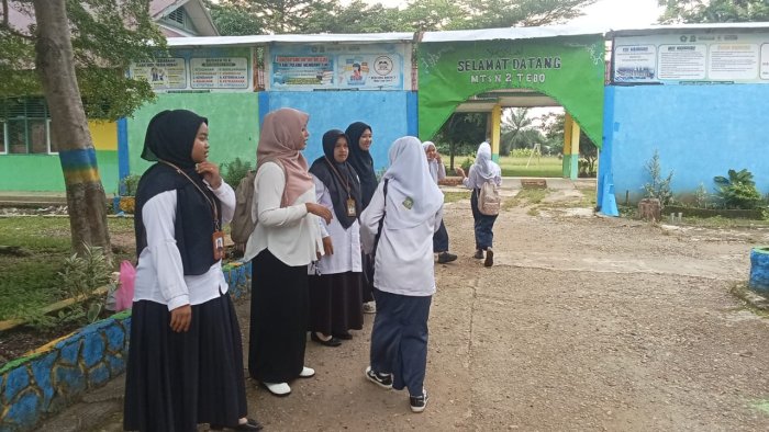 Guru MTsN 2 Tebo Sambut Siswa Setiap Pagi di Gerbang Sekolah, Ciptakan Suasana Ramah dan Disiplin