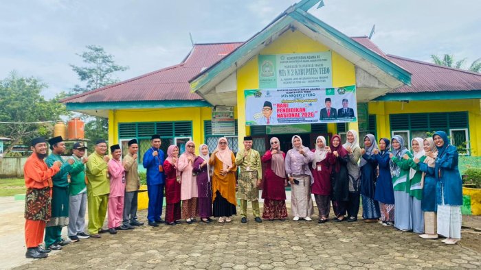 Upacara Peringatan Hari Pendidikan Nasional MTs  Negeri 2 Tebo dan MI Saadatul ittihadiyah di Mtsn 2 tebo