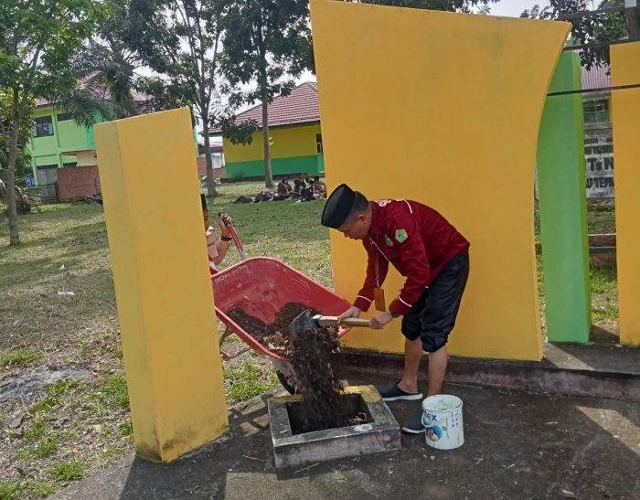 Kepala MTs Negeri 2 Tebo Ajak Warga Madrasah Peduli Lingkungan dengan Aksi Bersih-Bersih dan Penanaman Bunga
