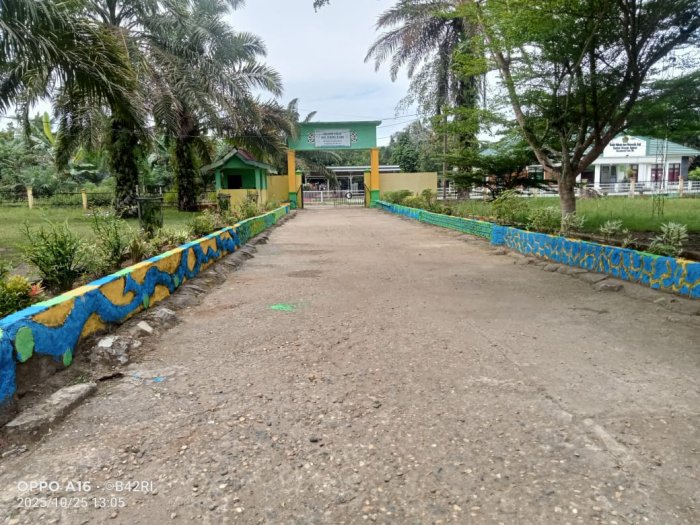 Wujudkan Lingkungan Indah dan Asri, Kepala Madrasah, Guru, dan OSIM MTsNegeri 2 Tebo Kompak Mengecat Pagar Taman