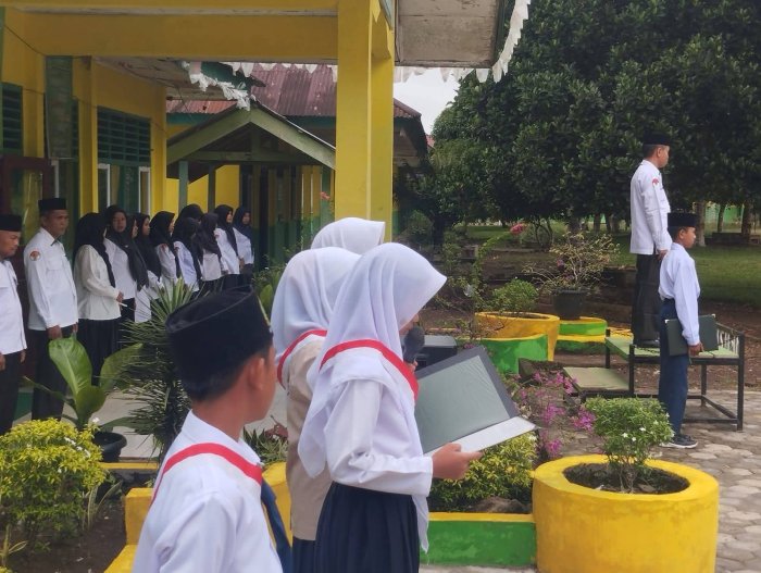 Semangat Pagi di Lapangan MTsN 2 Tebo: Upacara Senin Penuh Makna